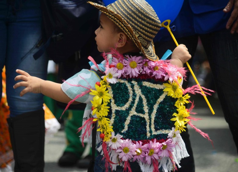 Con el tradicional Desfile de Silleteritos se dio apertura oficial a la programación de la Feria, que se extenderá hasta el 7 de agosto y que vestirá de colores a esta urbe con 450 actividades. FOTO AFP