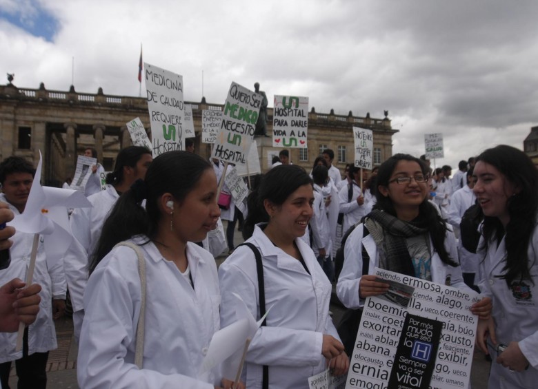 El año pasado un grupo de estudiantes de Medicina de la U. Nacional protestaron por la falta de un hospital público para realizar sus prácticas. FOTO COLPRENSA