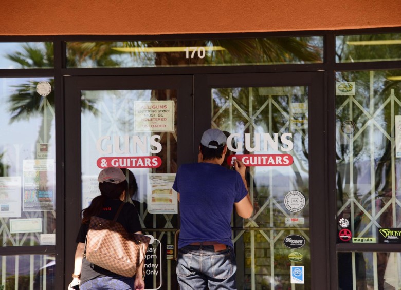 En una tienda como estas el autor de la masacre de Las Vegas compró sus armas. FOTO AFP