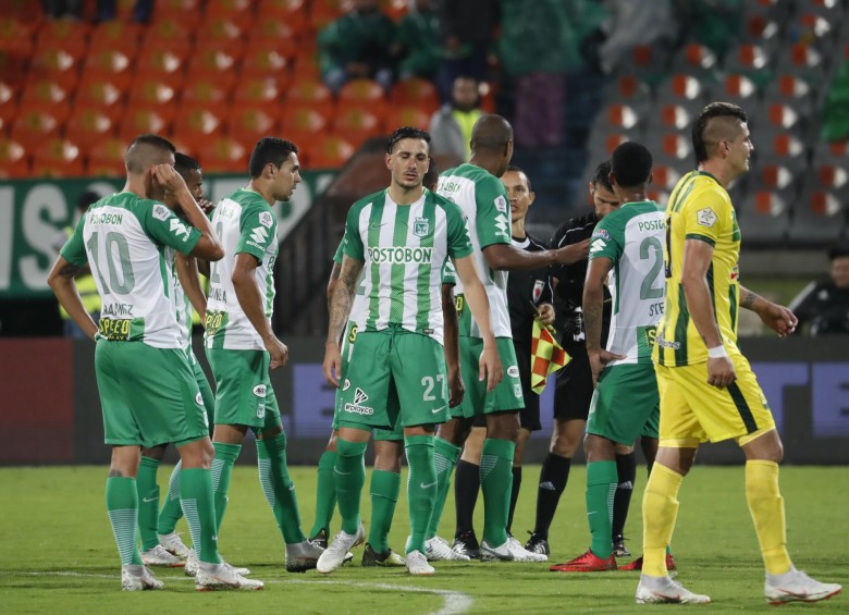 La tristeza de los jugadores verdes al final del duelo con Bucaramanga. FOTO ROBINSON SÁENZ