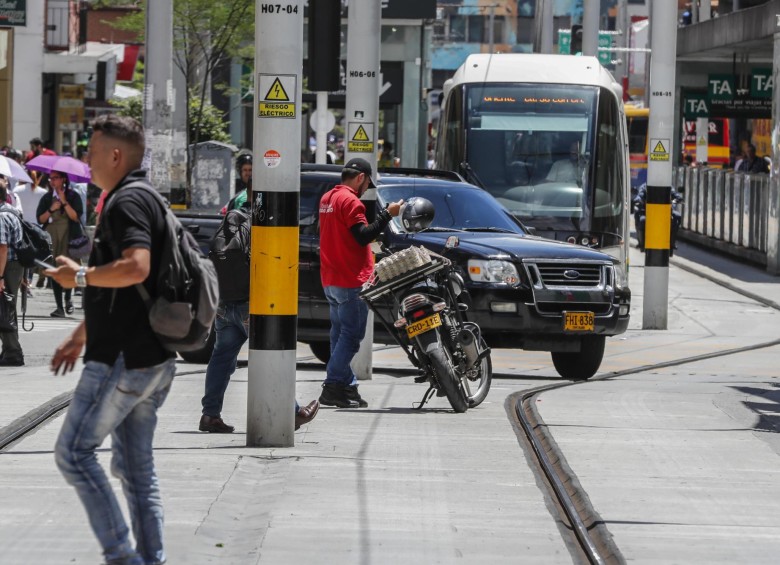 Carros y motos que invaden la vía exclusiva del Tranvía de Ayacucho, calle 49 entre las carreras 44 A y 45. Foto: Róbinson Sáenz