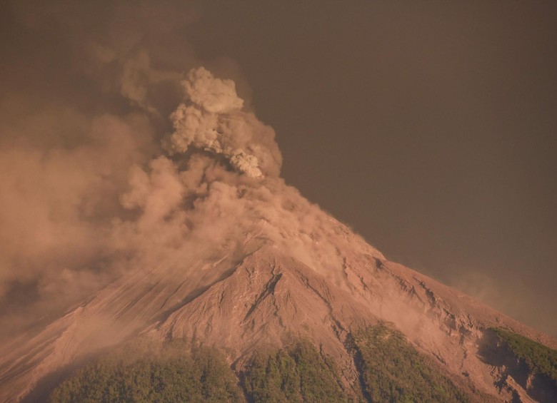 El aumento efusivo de la actividad llevó a que diferentes entidades de socorro y voluntarios evacuaran a 3.925 personas de comunidades de los departamentos de Escuintla, Sacatepéquez y Chimaltenango, cercanas al volcán.