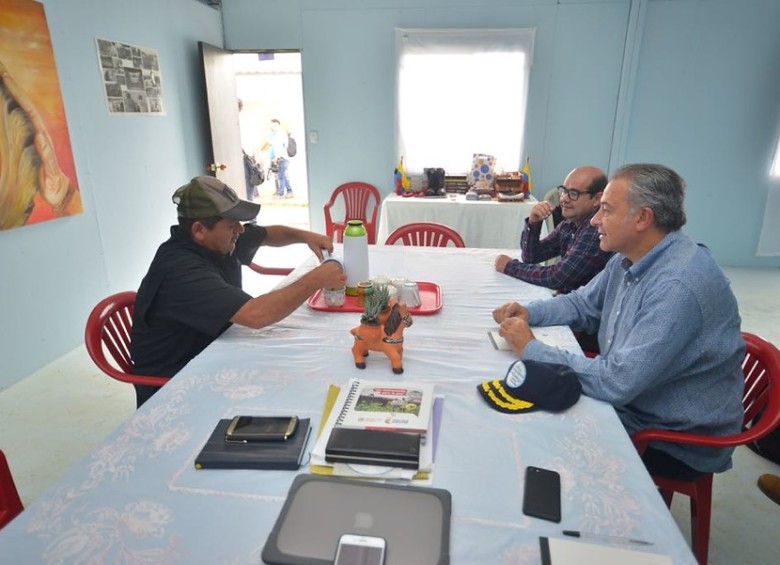 Vicepresidente Óscar Naranjo despachando desde Tumaco, Nariño. FOTO COLPRENSA