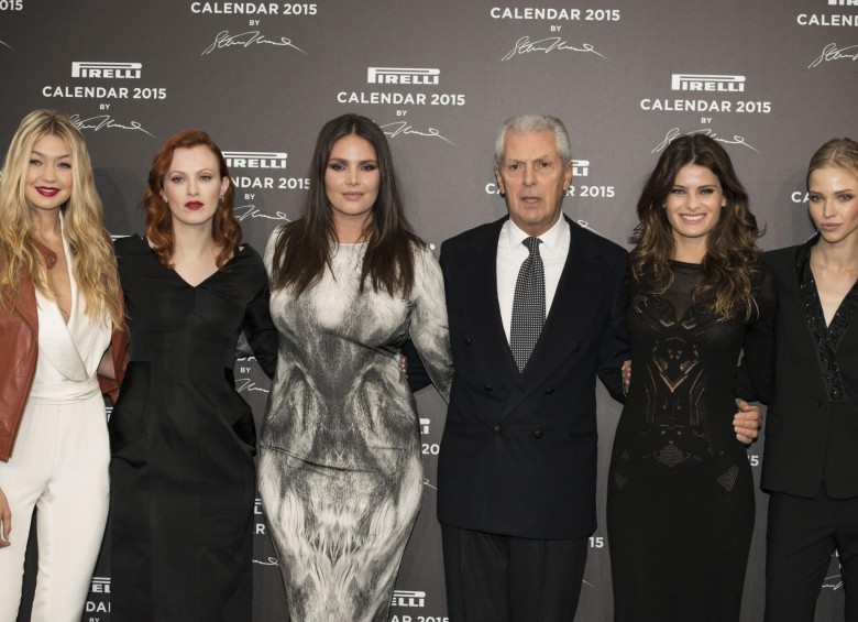 El CEO del grupo Pirelli Marco Tronchetti Provera con las modelos Gigi Hadid, Karen Elson, Candice Huffine, Isabeli Fontana and Sasha Luss. FOTO AP