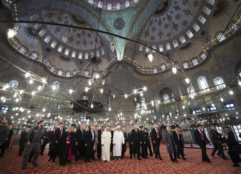 La Mezquita Azul, la más popular de Turquía, fue inaugurada en 1616. FOTO AP