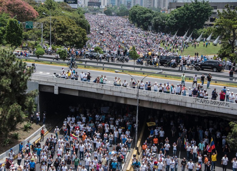 El chavismo y la oposición se cruzaron este miércoles en las calles de Caracas con sendas marchas para medir el respaldo a favor y en contra del Gobierno de Nicolás Maduro. FOTO AFP