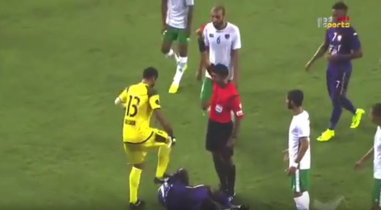 Descalificadora agresión contra futbolista colombiano en liga árabe