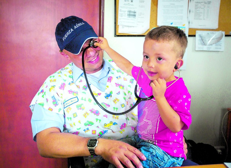 El pediatra Wilson Gómez, subteniente de reserva de la Fuerza Aérea, atendiendo a uno de sus pacientes. FOTO Esteban Vanegas