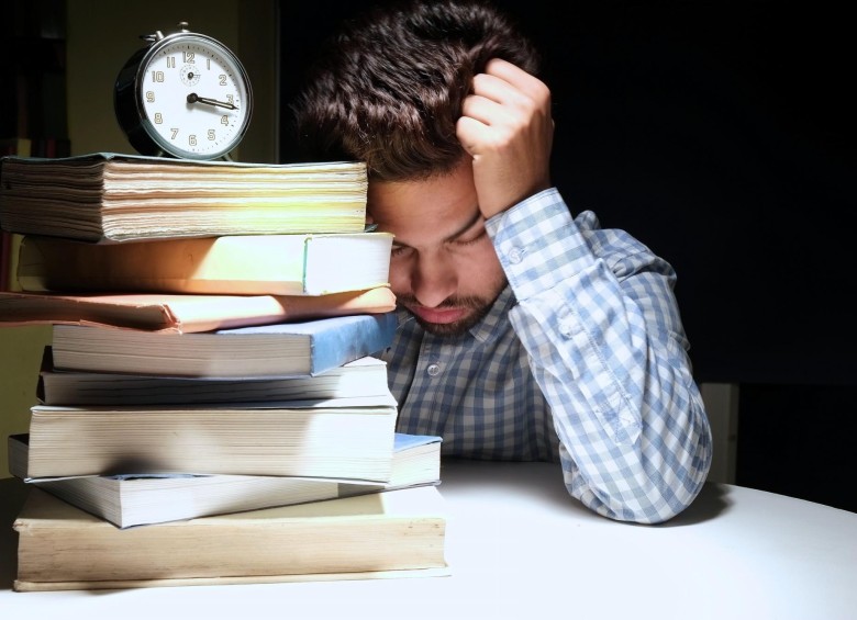 Alumnos que sufren pánico ante los exámenes pueden mejorar el rendimiento académico reduciendo la ansiedad. Foto: SSTOCK