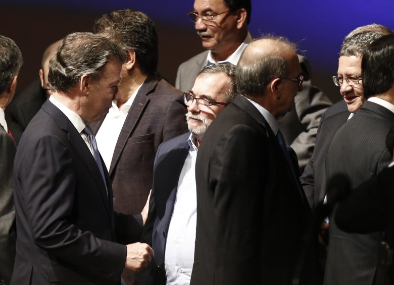 El presidente de la República, Juan Manuel Santos y el líder de la Fuerza Alternativa revolucionaria del Común, Rodrigo Londoño, durante la firma del acuerdo en el teatro Colón. FOTO:COLPRENSA. 