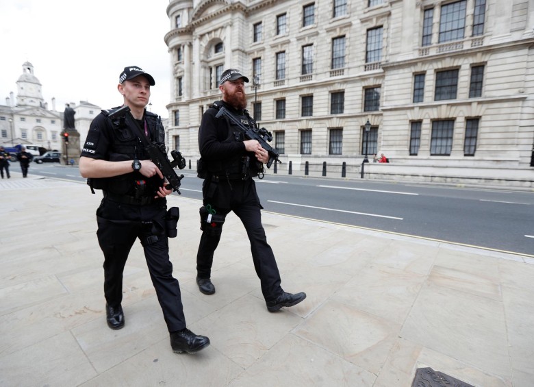 Seguridad británica a las afueras del metro de Londres. FOTO REUTERS