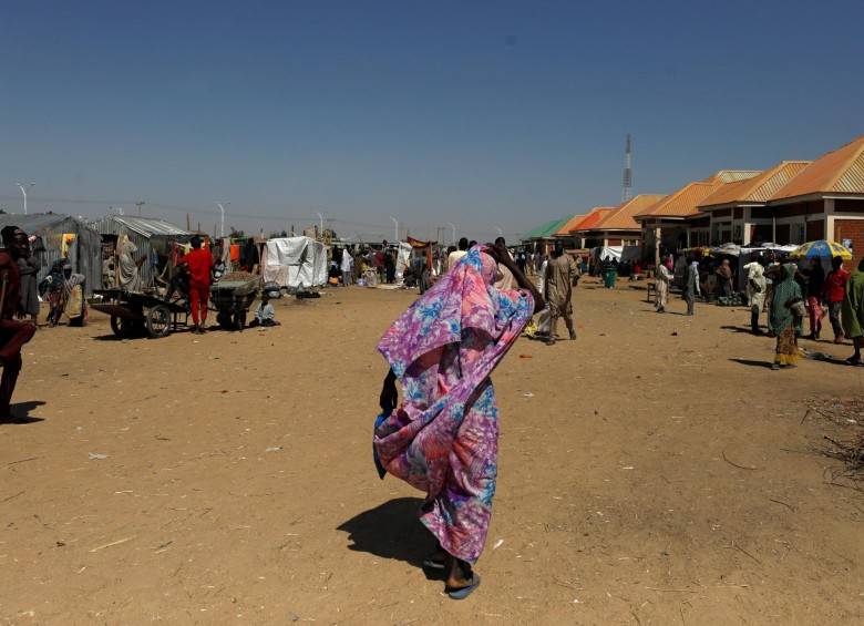 Este es un campamento en la ciudad de Maiduguri. La violencia del grupo terrorista Boko Haram ha provocado desplazamientos dentro del país y focos de migración hacia Camerún. FOTO reuters