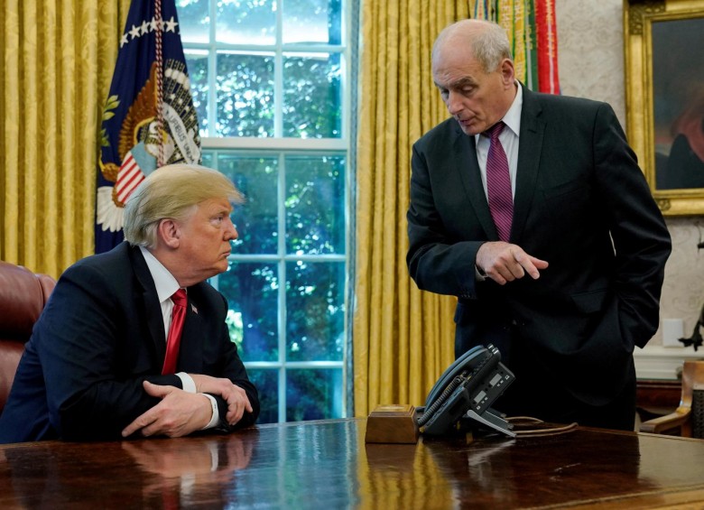 Donald Trump y John Kelly, a quien le atribuyen haber llevado orden a la Oficina Oval en la Casa Blanca. FOTO: Reuters