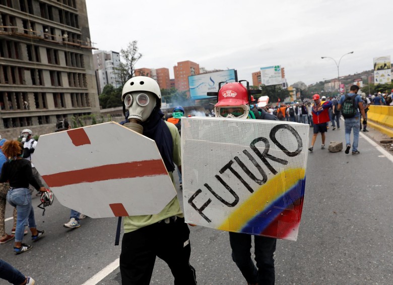 En las calles de Venezuela se vive la confrontación entre el oficialismo y los opositores. Sin embargo, cada vez se ven más disidentes que salen a rechazar al gobierno de Nicolás Maduro. FOTO reuters