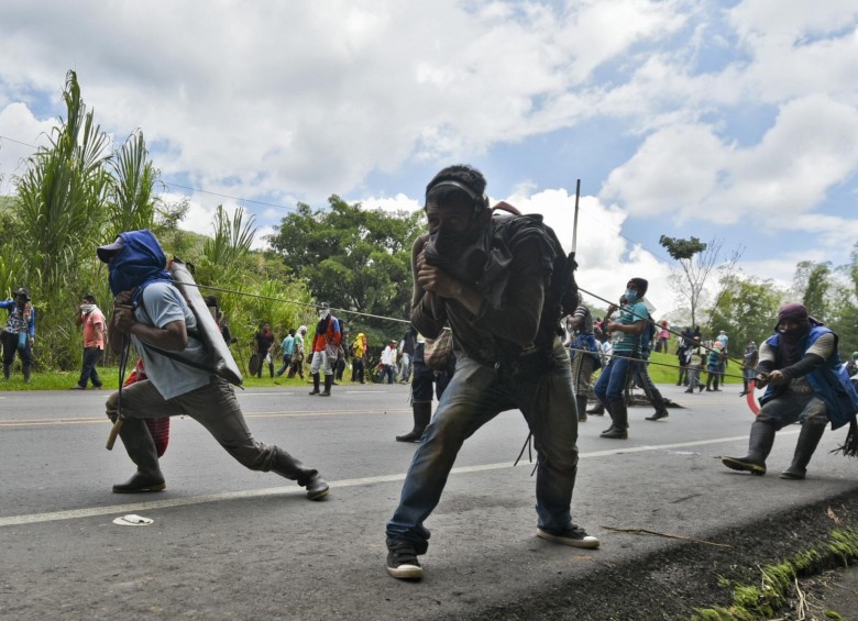 Los bloqueos y enfrentamientos se presentan en la vía Panamericana, en jurisdicción del departamento del Cauca. FOTO afp