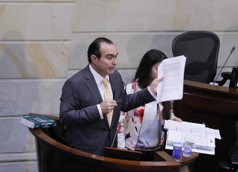 Al mediodía de ayer, el magistrado de la Corte Constitucional, Jorge Pretelt, intentó sin éxito persuadir al Senado. FOTO Colprensa