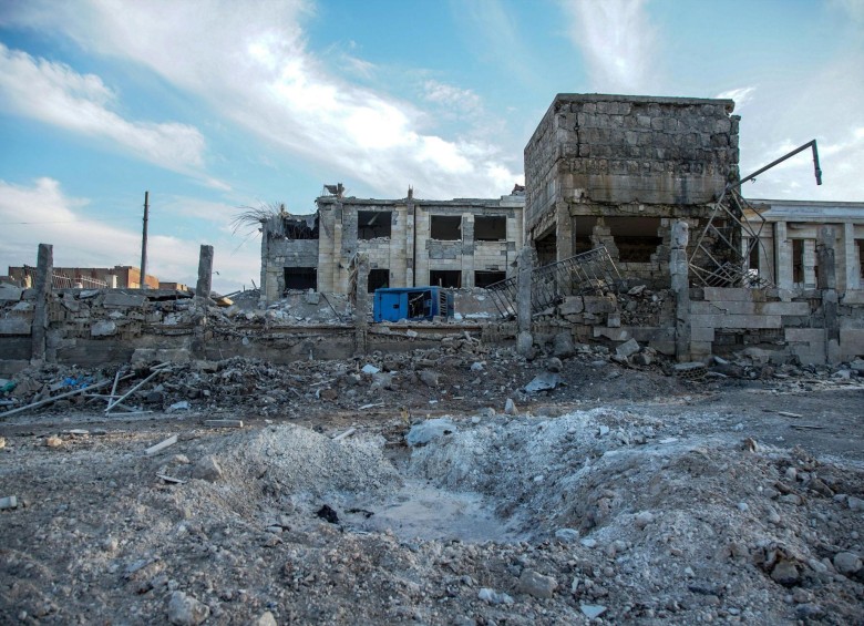 Vista exterior del hospital Kafr Nabl, tras los ataques aéreos en Idlib, Siria. El hospital quedó fuera de servicio tras los ataques. FOTO: EFE