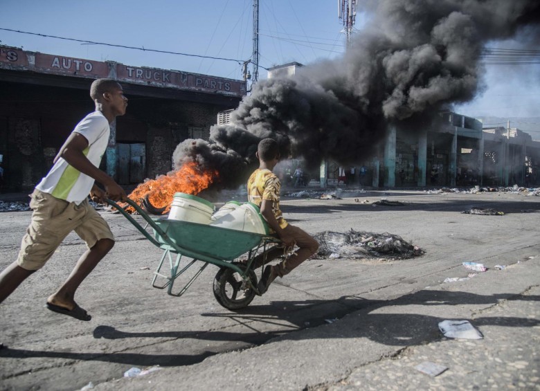 Las protestas en Haití que comenzaron el pasado viernes y el paro del sector transportador del lunes y el martes, dejaron pérdidas económicas y daños en la infraestructura. FOTO EFE