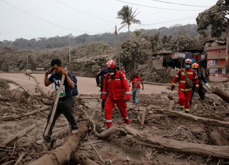 Operativos de rescate en la zona cercana al volcán de Fuego. FOTO REUTERS