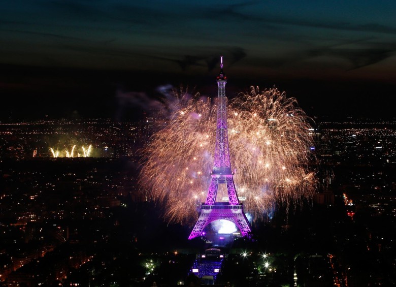 En París, la Torre Eiffel sufrió un incendio que aumentó el temor, pero fue controlado rápidamente. Foto AFP