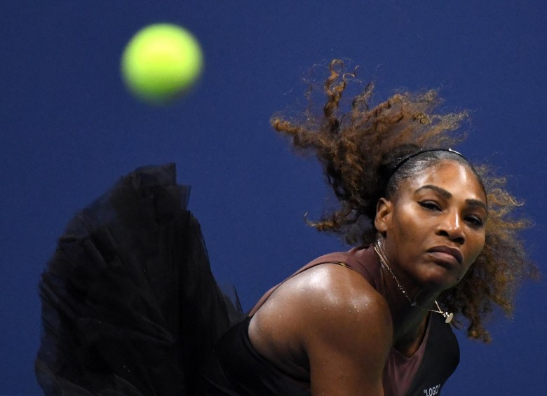 Serena Williams demostró su potencia ante su hermana Venus. FOTO REUTERS