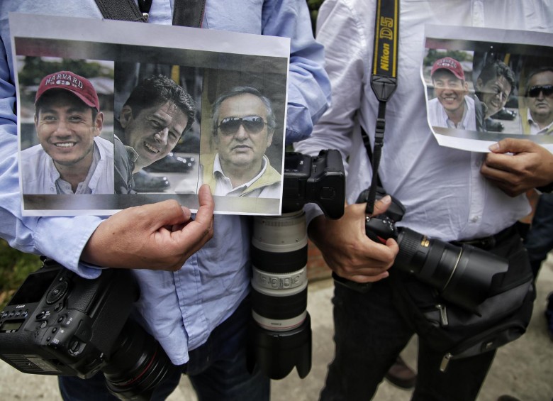 Periodistas, camarógrafos y reporteros gráficos realizaron plantón en solidaridad por los periodistas ecuatorianos asesinados. FOTO COLPRENSA