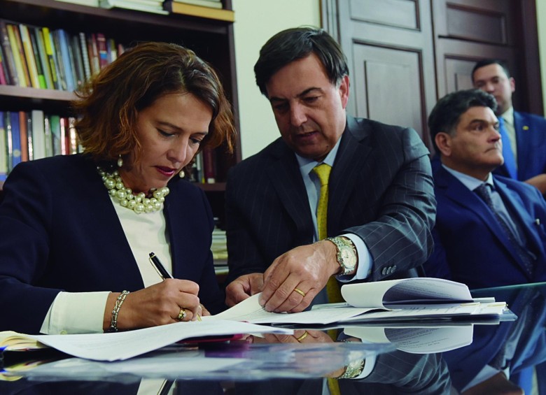 La ministra del Interior, Nancy Patricia Gutiérrez, y el registrador nacional, Juan Carlos Galindo, radicaron proyectos. FOTO cortesía