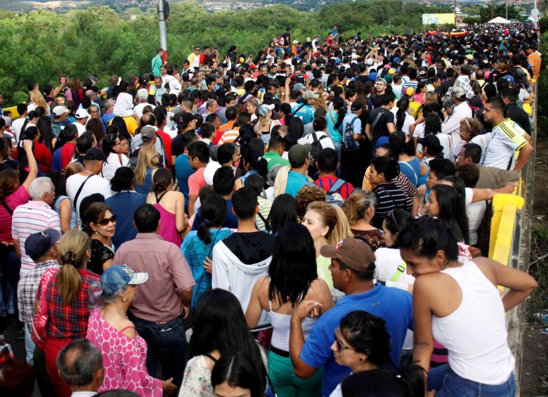 El fin de semana pasado, de acuerdo con cifras entregadas por la Cancillería de Colombia, cerca de 130.000 venezolanos cruzaron la frontera con Colombia para comprar medicamentos, comida y otros productos de la canasta básica. FOTO AFP