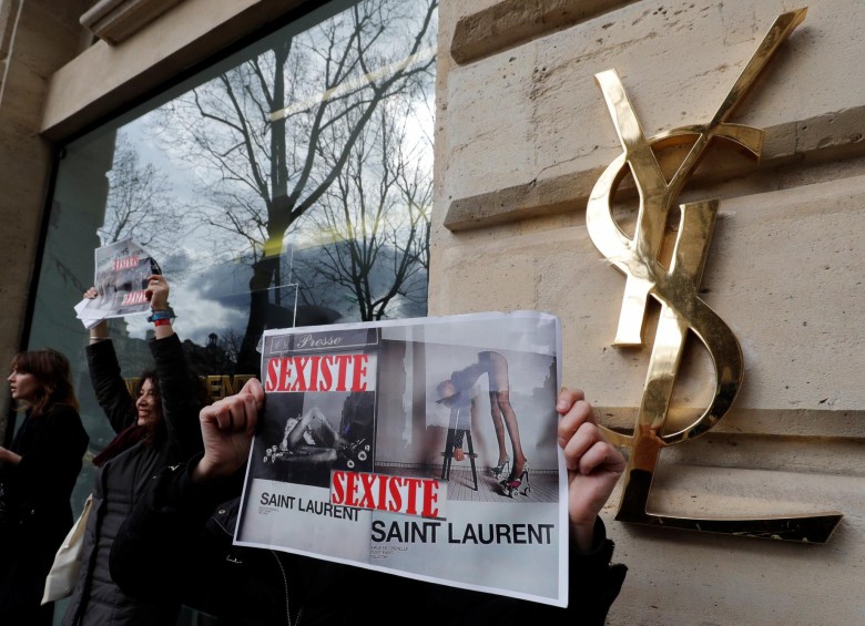 Personas protestan afuera de un almacén de YSL en París. FOTO Reuters