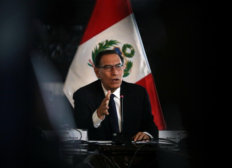 Martín Vizcarra, presidente de Perú, celebró el regreso de los dos fiscales al caso de Odebrecht y acudió al Congreso para pedir que se declare la emergencia en el Ministerio Público. FOTO reuters