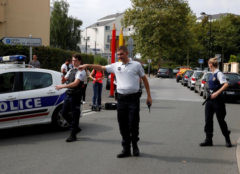 Policías franceses en el lugar de los hechos. FOTO REUTERS