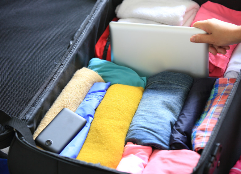 Al empacar, los líquidos y gel deben ir en un contenedor o bolsa cerrada para evitar que filtren la ropa. FOTO sstock
