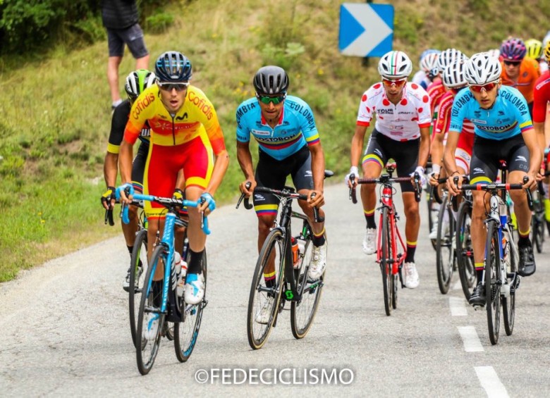 Alejandro Osorio (con la camiseta de pepas rojas) fue el campeón de la montaña en el tour de l’Avenir. FOTO cortesía fedeciclismo 