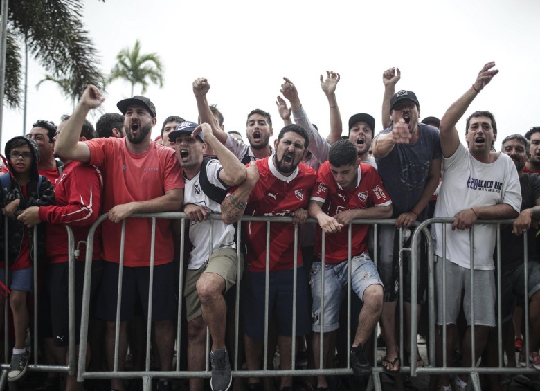 Hinchas de Independiente arman la fiesta en Brasil. FOTO EFE