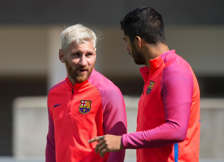 El delantero del Barcelona, Lionel Messi junto a Luis Suárez, ha trabajado a un buen ritmo después de un mes vacaciones tras perder la final de la Copa América ante Chile. FOTO AFP