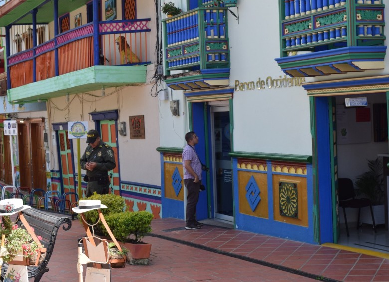Imágenes del robo a una entidad bancario ocurrido el pasado lunes en el municipio de Guatapé. FOTOS CORTESÍA ALCALDÍA DE GUATAPÉ