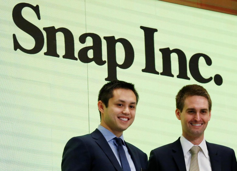 Evan Spiegel y Bobby Murphy, creadores de Snapchat, abriendo la Bolsa de Nueva York y en la lista de los millonarios más jóvenes del planeta. FOTO REUTERS