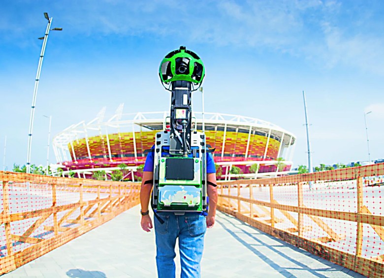 Un operador de Google Trekker, el dispositivo que captura imágenes de 360 grados, entrando al Parque Olímpico de Río donde se realizan por estos días los Olímpicos. FOTO cortesía google