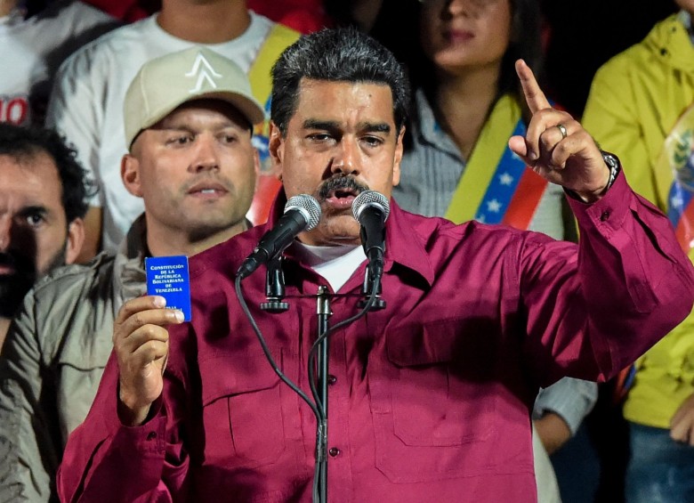 Maduro sostiene la constitución venezolana mientras celebra su triunfo en las urnas. FOTO AFP