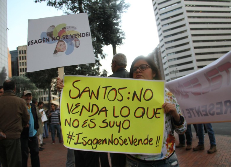 Protestas pacíficas en las afueras de la Bolsa de Valores de Colombia, donde ayer se adjudicó el 57,61% de Isagén. FOTO colprensa