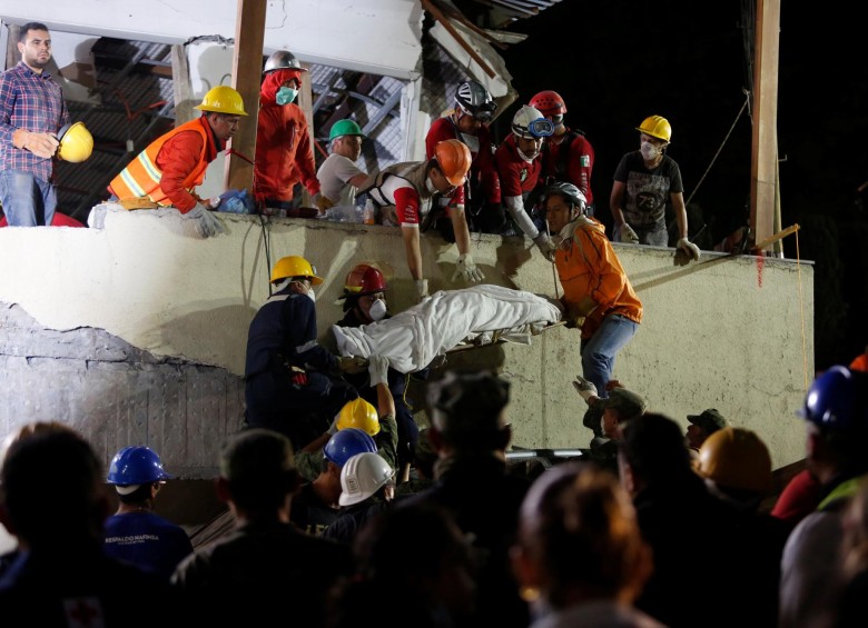 A lo largo de la primera noche tras el terremoto, han sacado 37 cuerpos de víctimas de la tragedia.