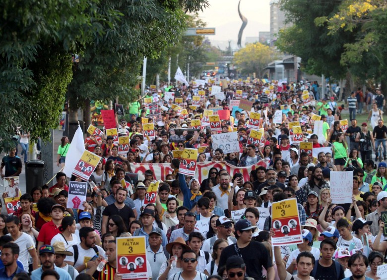 Marcha en Guadalajara por la desaparición de cuatro jóvenes estudiantes universitarios. FOTO REUTERS