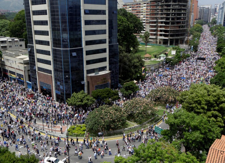 Fuertes disturbios en marcha de miles de opositores en Venezuela