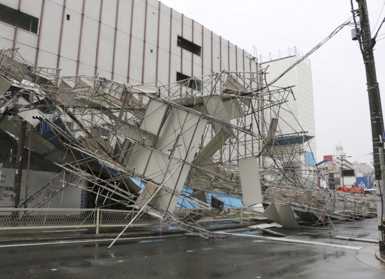La región de Osaka ha sido la más afectada con numerosos edificios dañados, postes eléctricos rotos, árboles arrancados y tejados destrozados, como en la estación de Kyoto. Según la agencia de prensa Jiji, cinco de los fallecidos se hallaban en esa zona. FOTO REUTERS