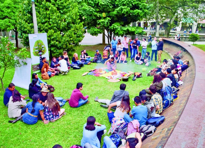La delegación de estudiantes y profesores neozelandeses durante el recibimiento organizado por la Universidad de Antioquia en su sede central. FOTO cortesía u. de a.