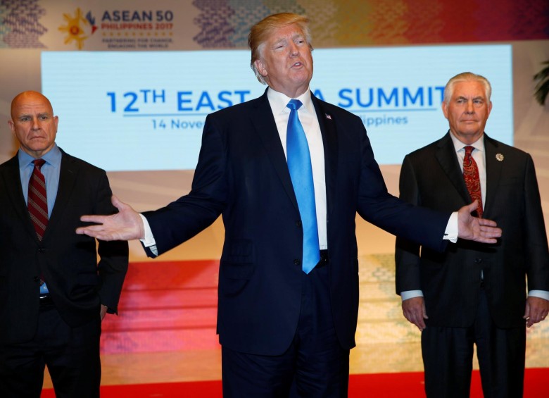 Trump prescindió ya de los dos funcionarios con los que aparece en esta foto de noviembre de 2017: el general McMaster (izquierda), quien hasta ahora fue su principal consejero en temas de seguridad, y el secretario de Estado Rex Tillerson (izquierda), apartado por sus posturas moderadas. FOTO REUTERS