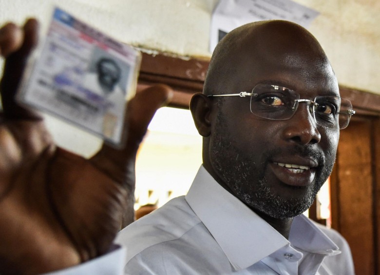 Aunque la autoridad electoral liberiana aseguró que son “falsos rumores” y se debe esperar el resultado oficial, Weah es favorito para el máximo cargo. FOTO AFP