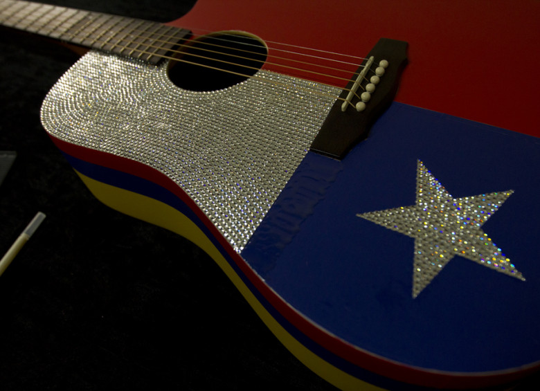 El diseño de la guitarra combina la bandera de Colombia y de Chille. FOTO Cortesía