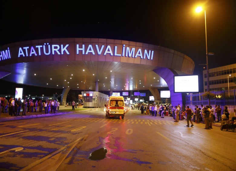 Según las primeras informaciones de las autoridades turcas, se produjeron dos explosiones y varios disparos. FOTO Reuters