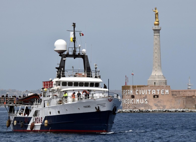 Más de 3.600 inmigrantes fueron rescatados la semana pasada intentando atravesar el Mar Mediterráneo en barcazas hacinadas. Ninguna política europea ha logrado frenar el asunto. FOTO reuters